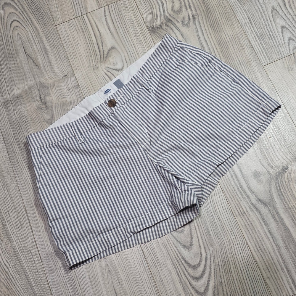 Old Navy Chino Shorts in Railroad Stripe Short - White Navy - Size 6
